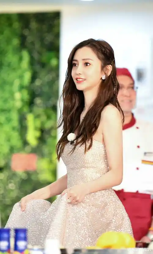 杨颖还想减肥20斤?看她穿抹胸"金丝裙"都挂不住,可不能再瘦了!