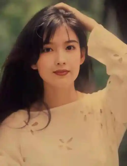 周慧敏啊,这位"玉女掌门人",年轻时期不断被绿帽易容,说她对倪震痴情?