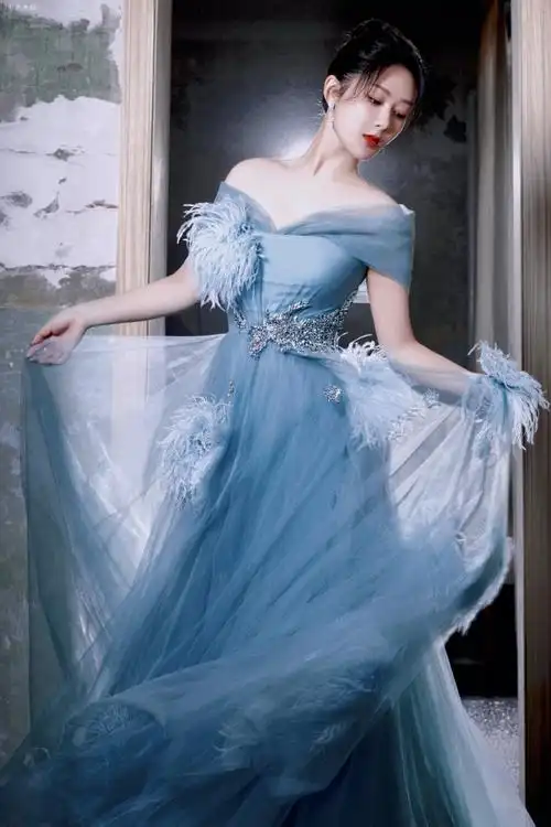 杨紫碧蓝抹胸纱裙造型