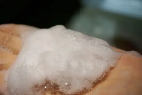 稍稍揉搓即产生细腻的泡沫,气泡小,对毛孔进行深层清洁,洁后不发干