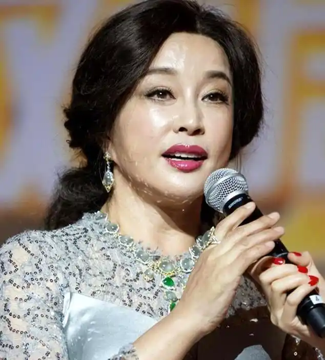 69岁刘晓庆近照翻车?满脸疲惫皱纹明显,网友:岁月不饶人