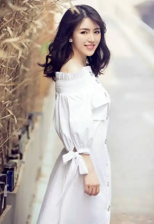 青年歌手易文卉单曲《故乡的月亮》震撼推出