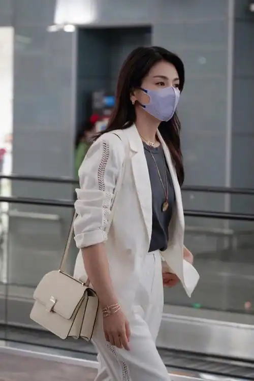 机场时尚秀#刘涛最新机场look,一身纯白色休闲西装精致干练潇洒,浇沣