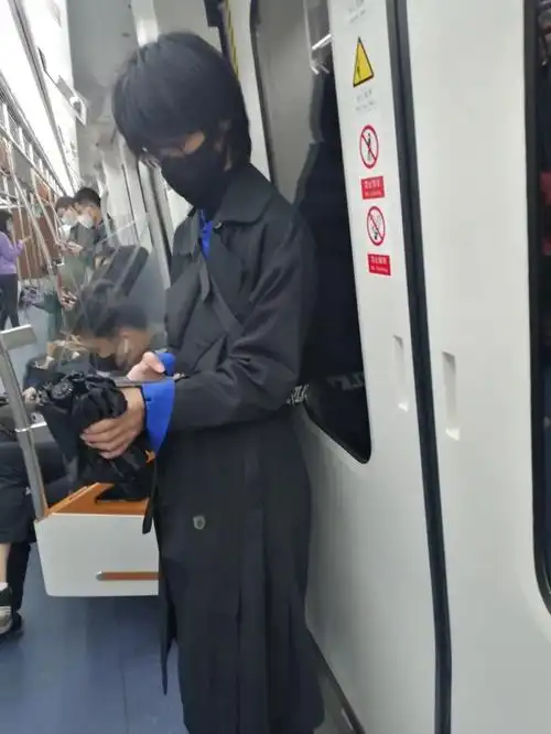 地铁上穿得还挺酷的一个人