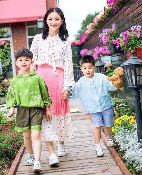 沙溢一家四口好幸福穿亲子装十分时尚搭配都很用心