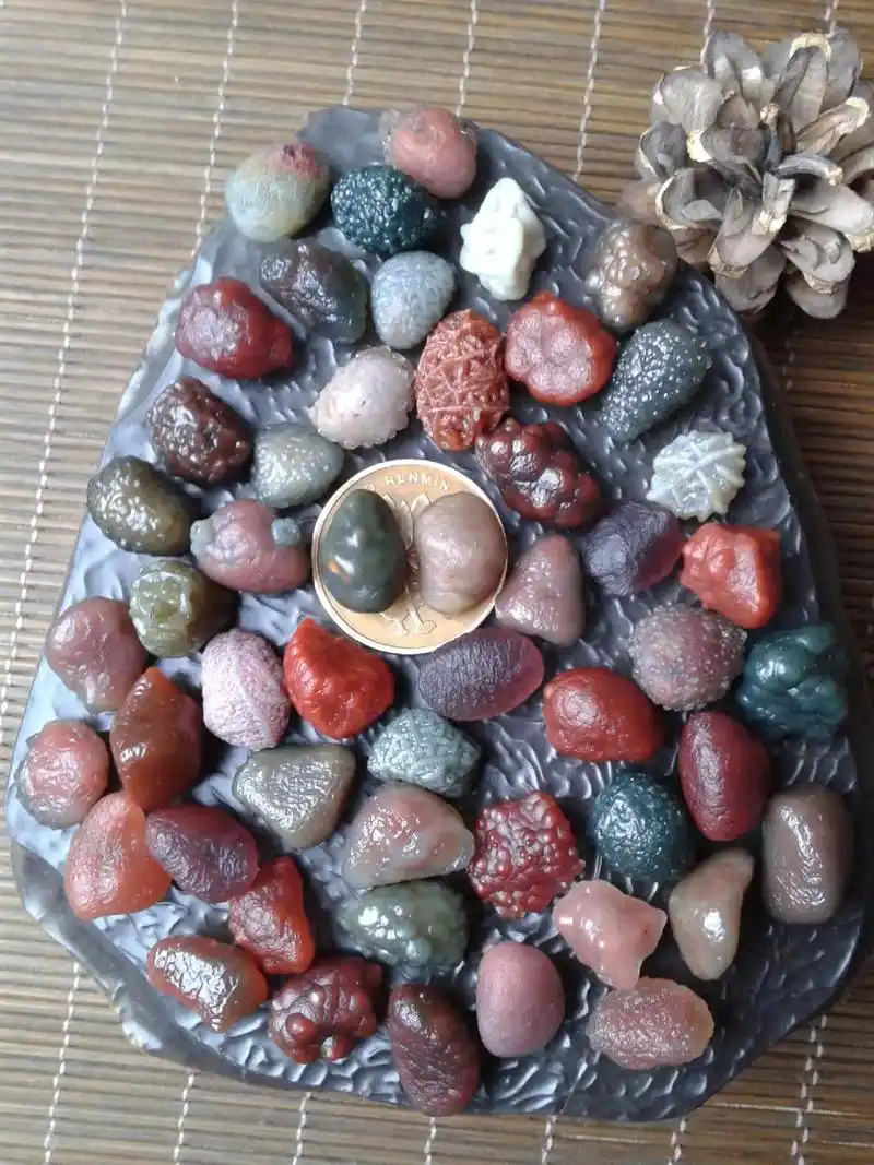 新疆巴楚黑山原石玛瑙.