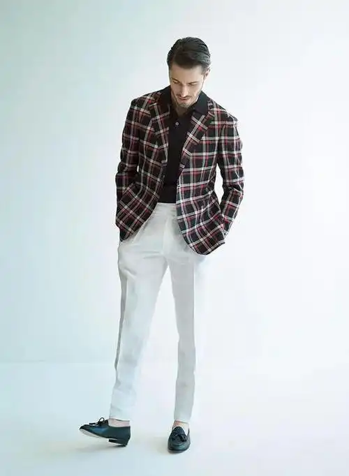 来搭配任何一种色彩的上衣,给你的感觉都远不及白裤子配衬时那般抢眼