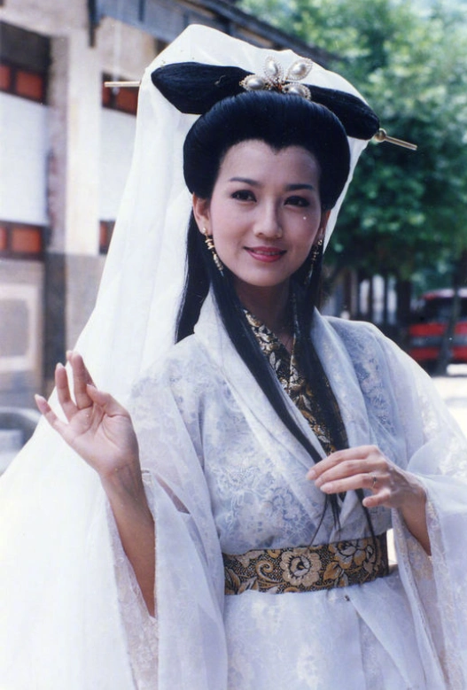 赵雅芝乘电梯重游雷峰塔手拿小花扇气色超好再现经典白娘子