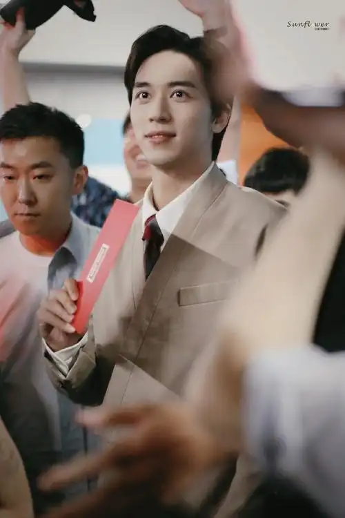 kenzo上班是谁家的小可爱突然出现@许魏洲zz