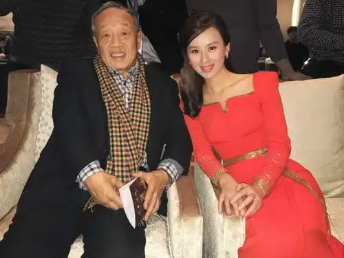 青年歌唱家王雅洁献唱十佳年度人物颁奖礼