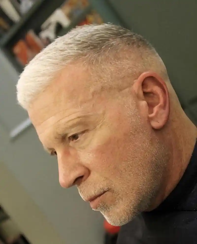 男人过了50岁,选这4种发型就对了,简单时尚真精神