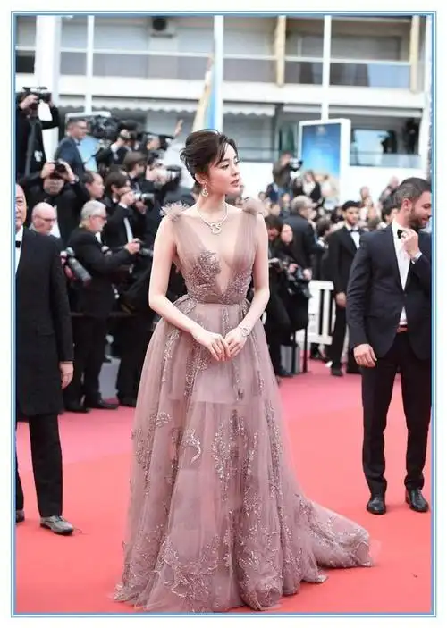 娜扎彻底告别保守路线!一袭深v透视裙引爆红毯,单身就是敢穿!