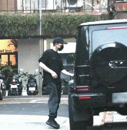 成龙儿子房祖名罕见露面开百万豪车违规停车抽雪茄表情享受