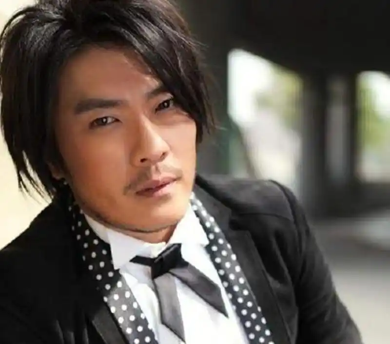 阿杜带《我不该躲》回归,患恐慌症15年体型大变样,变油腻大叔