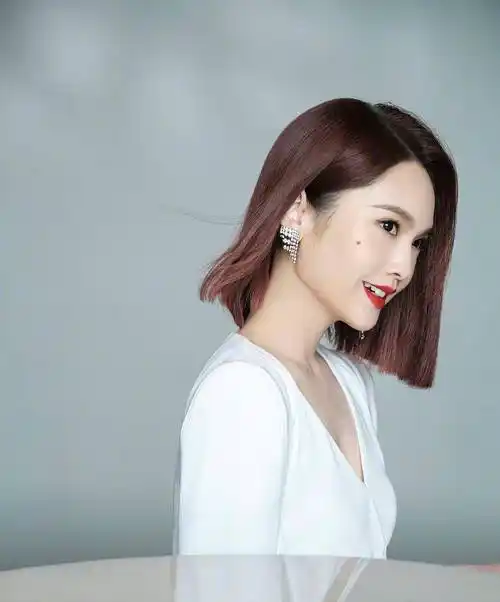 杨丞琳留标志短发 穿白衣抹红唇气场全开_白色_写真_颜究