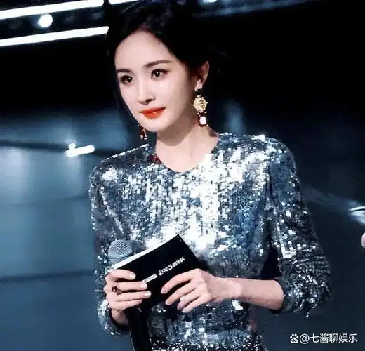 王者荣耀晚会:杨幂风情万种,檀健次舞台出圈,江湖地位一眼便知