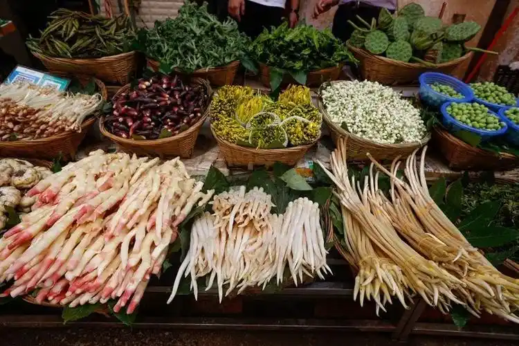 昆明市大观篆新农贸市场内一个摆满特色小菜的摊子.赵普凡 摄