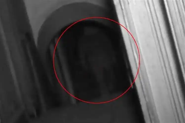 灵异节目造访废弃住宅 开播15年首见「超高清鬼影」