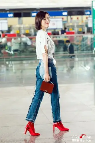 "马甲线女神"袁姗姗 牛仔裤配高跟鞋美出新高度