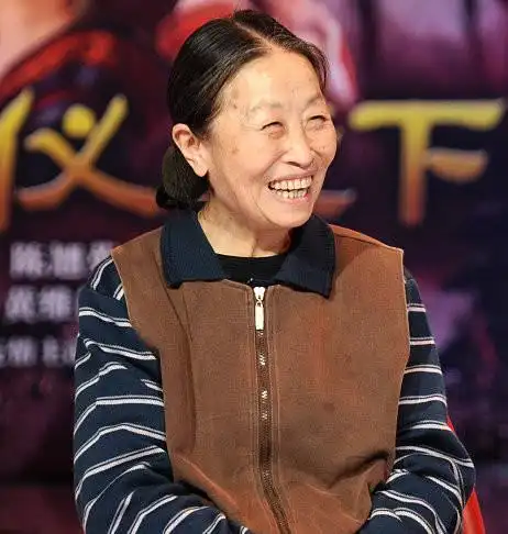 83岁张少华近照,出道26年仍住40平房,患病亲儿子不管不顾