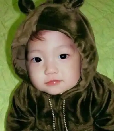 高清 非常全的伯贤小时候的照片(婴儿 童年时期)右边蓝衣服的好像妈妈