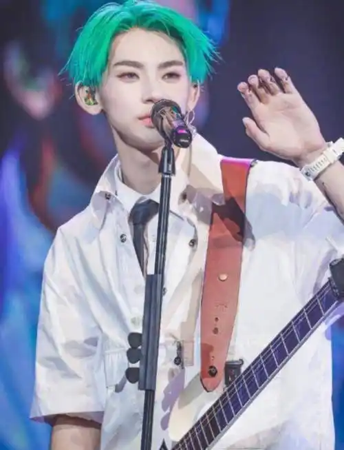 小鬼王琳凯做客李佳琦出镜间,将never拥入怀中,粉丝:开始羡慕狗了