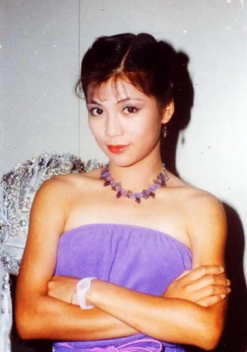 80年代,一张梁朝伟和翁美玲的合影.那个时候的梁朝伟虽然英俊帅气,但