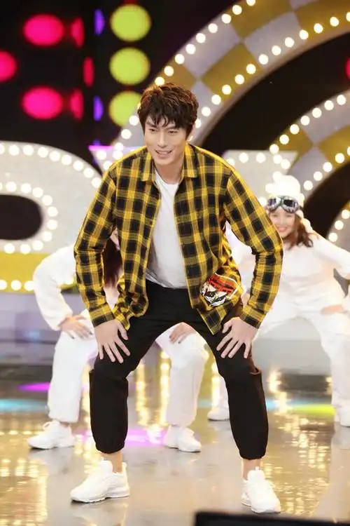 组图:艾伦穿黄格子衬衣首登快本 演技炸裂搞笑本能尽显_高清图集_新浪