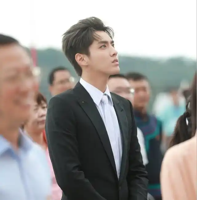 吴亦凡现身公益活动现场,路人随手拍摄,无滤镜生图十分能打