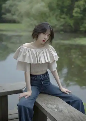 夏日清爽通勤风还是李溪芮会玩,优雅日常设计,看上去俏皮又时髦