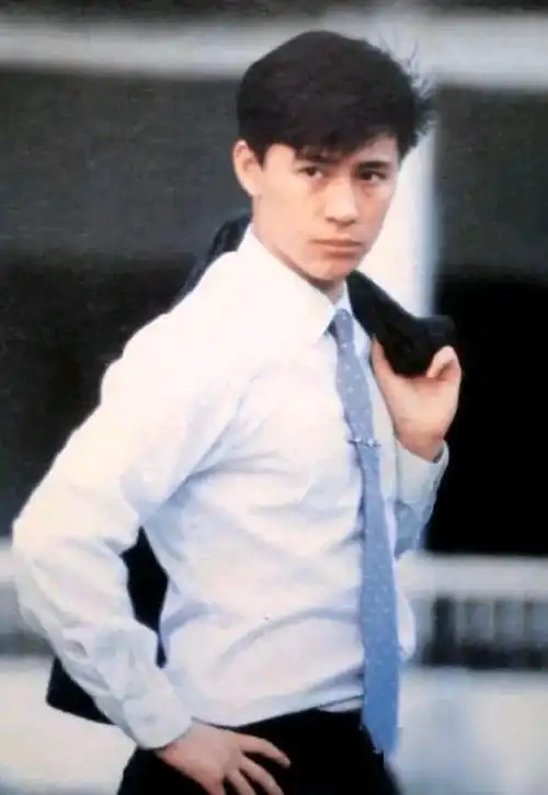 在90年代可谓是家喻户晓的男歌手解晓东,在7080后的记忆里对这个名字