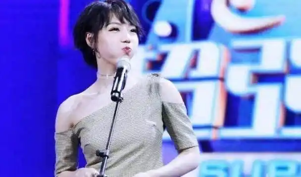 《中国好声音》出道,在地铁站吓哭小孩,短发造型俏皮可爱_吴莫愁_嗓音