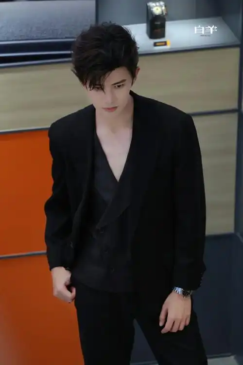 任嘉伦深v西装##任嘉伦上海线下人气