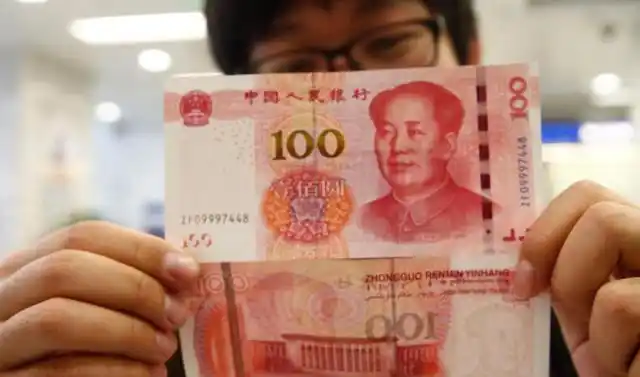新版百元人民币发行 市民争相换新钞