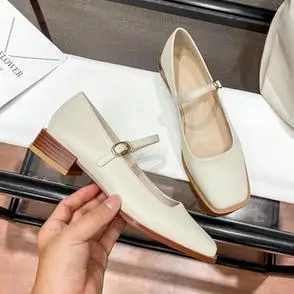 法式玛丽珍女2022春夏新款学院风复古方头一字扣带粗跟白色单皮鞋