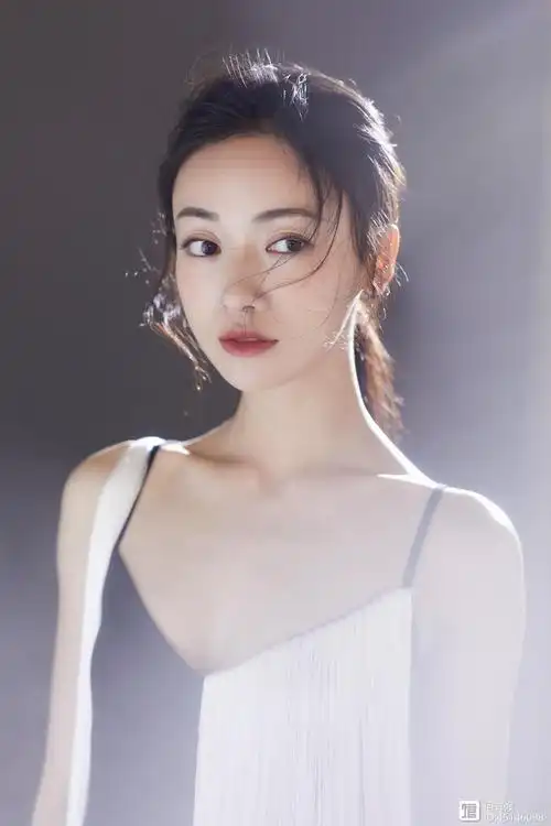 吴谨言真会穿一身粉色裙出席活动全场沸腾换个发型惊艳太多