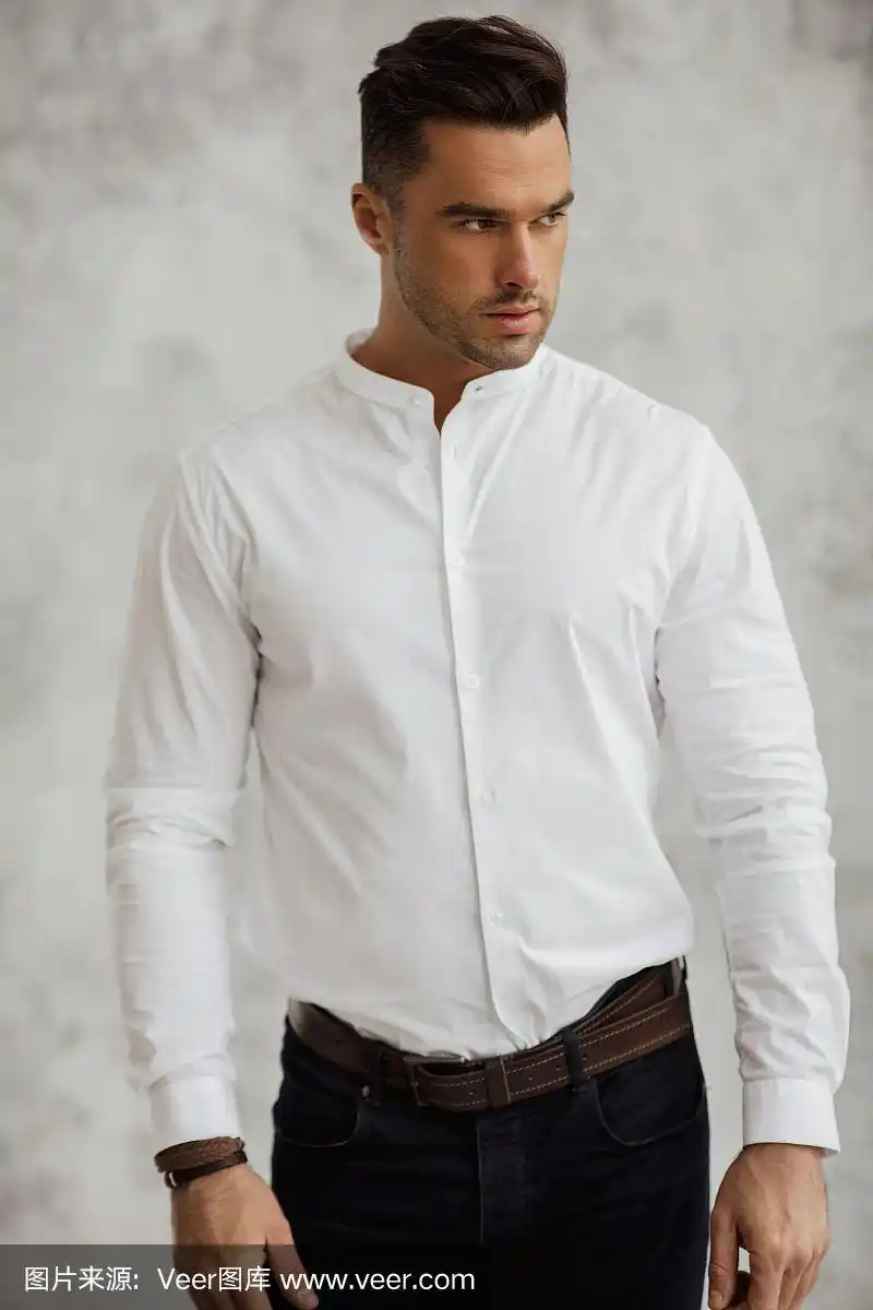穿白衬衫的帅哥