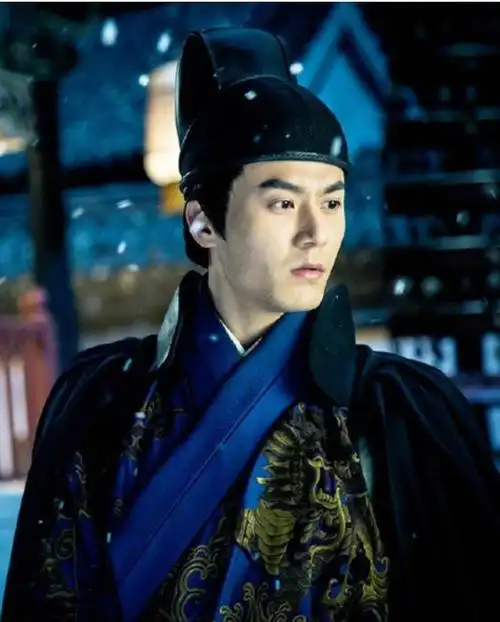 在剧中,他首次尝试扮演亡国王子"马度云"的反派角色.