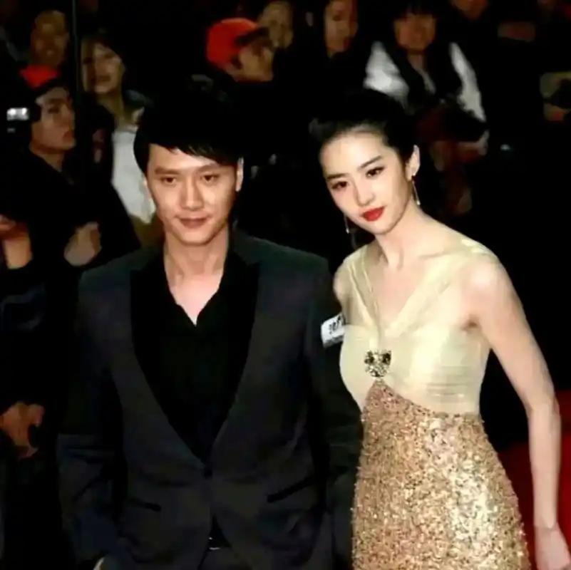 冯绍峰看到刘亦菲的动作,不禁嫉妒.