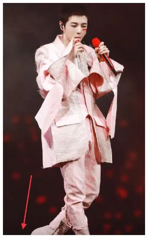 华晨宇为显高有多拼?演唱会踩10cm高跟鞋蹦跶,女生都自愧不如!