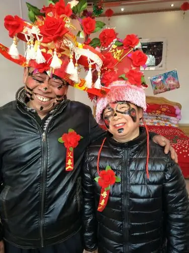 喜公公喜婆婆的头饰,是亲友团用饮料盒亲手制作,不错吧美极了,赞一个