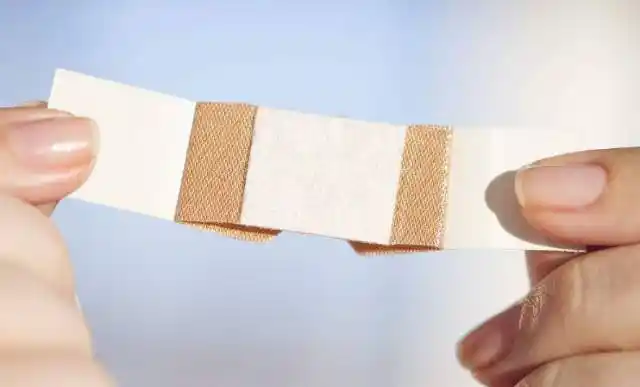 震惊北海妹为了穿露肩衣服直接胸前贴两块创可贴出门