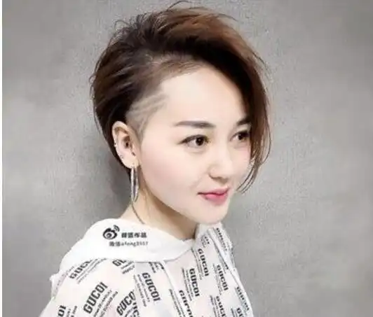 的女生短发发型,侧式的头发,把一则的头发只需要简单地剃短就可以了