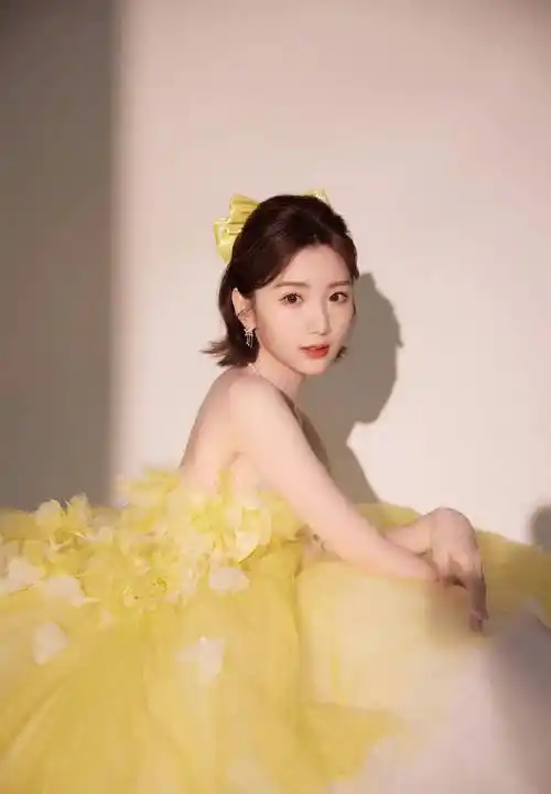 毛晓彤穿黄色花朵抹身材蓬蓬裙 明艳靓丽 俏皮可爱 露香肩雪肤甜美动
