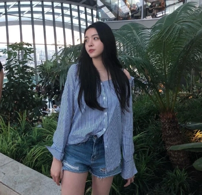 王中磊女儿晒超"壕"书柜 宅家看八百本书和电影