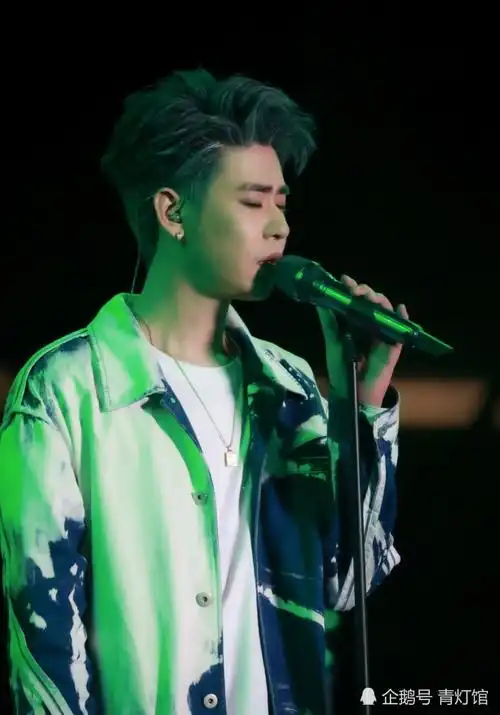 国潮音乐节张云雷灰发neinei唱起经典探清水河二爷造型师爆了