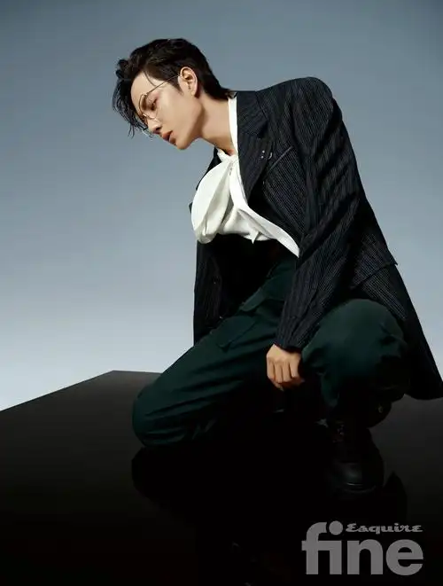 王一博登时尚先生esquire·fine年度封面 西装眼镜诠释矜贵少年气