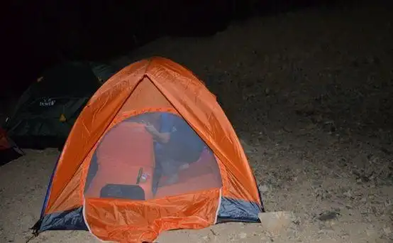 居高临下来一张,有搭帐篷的了,咱也要抢占有利地形安营扎寨.