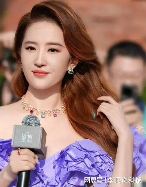 刘亦菲亮相迪士尼星愿首映红毯身着紫色百褶裙惊艳众人