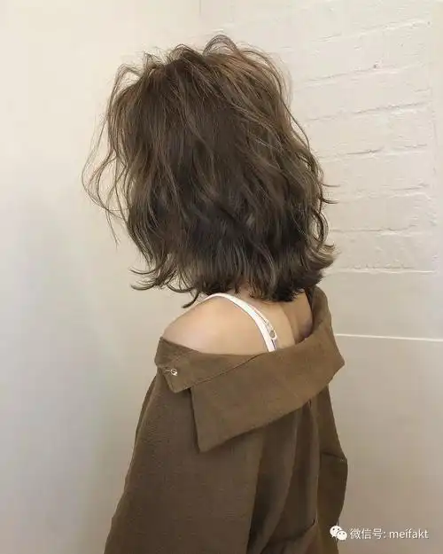 短发烫一烫不显老很时尚